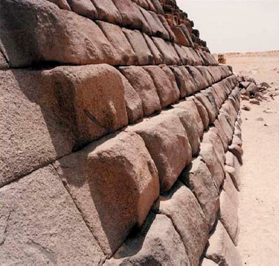 Découverte Vieille de 2 000 ans Avant les Pharaons ! Archéologie - Égypte Pyramide%20Mykerinos%20face%20nord